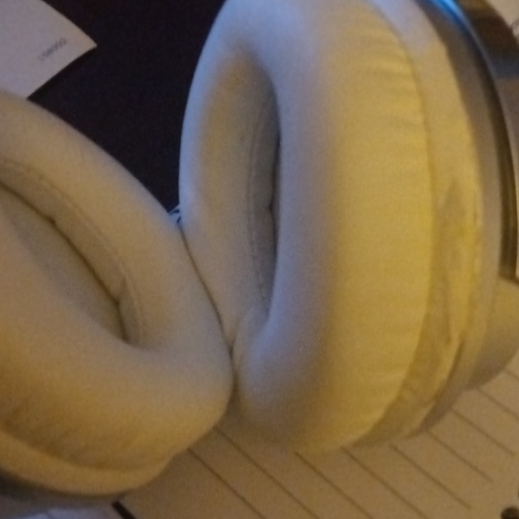 Ariana Grande Brookstone Limited Edition Cat Ear Headphones - Picture 12 of 13